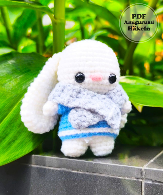 Amigurumi weißes Häschen mit blauem Shirt (2)