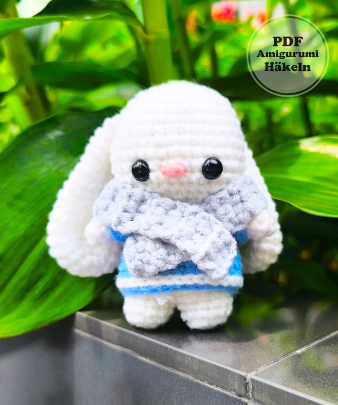 Amigurumi weißes Häschen mit blauem Shirt (3)
