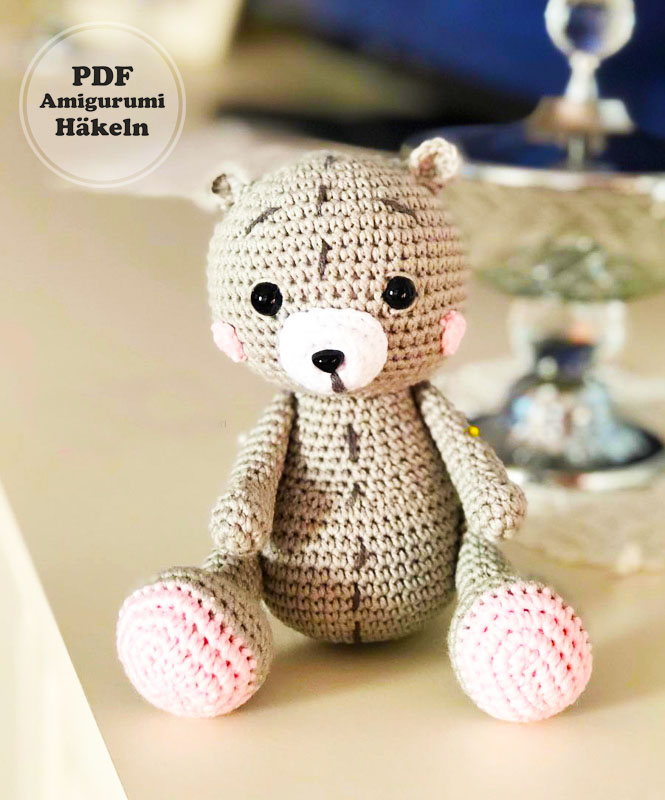 Teddybär Fuzzy mit Fliege PDF Häkeln Kostenlos (3)