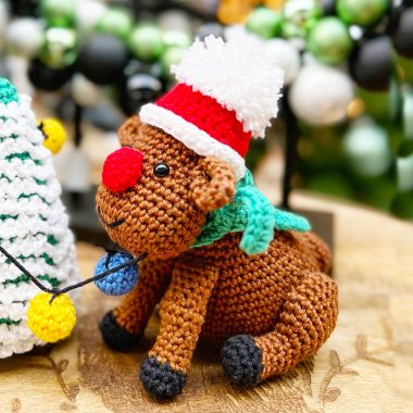 Weihnachtsrentier mit Girlande Häkelanleitung (1)