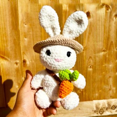 Hase mit Karotte und Hut Häkelanleitung Kostenlos (1)