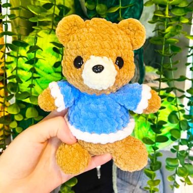 Wir Werden Einen Amigurumi Bär Mit Blauem Pullover Machen (1)