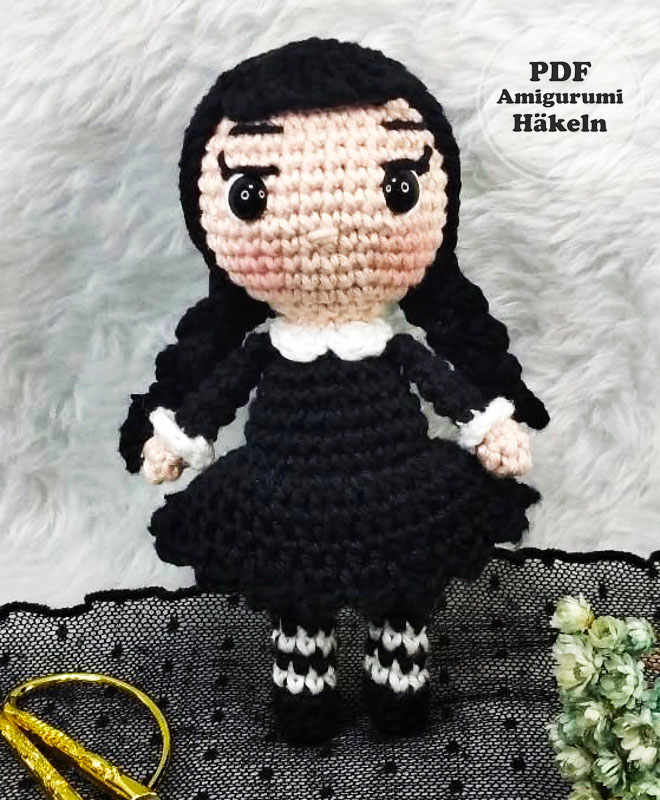 Wednesday Addams Puppe Schlüsselanhänger PDF Häkeln