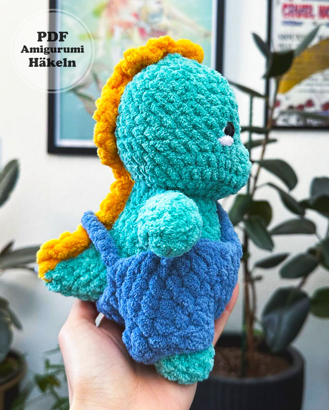 Dinosaurier mit Latzhose Häkelanleitung (3)
