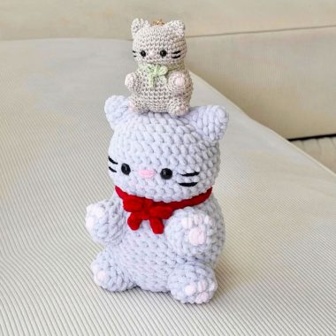 Bao die Plüschkatze mit Halsband Häkelanleitung (1)
