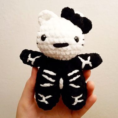 Skelett-Hello-Kitty-Häkelanleitung für Halloween (1)
