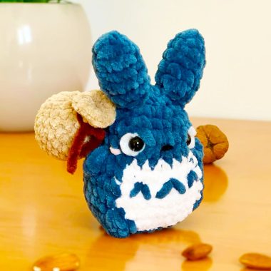 Blauer Totoro mit Tasche Häkelanleitung (1)
