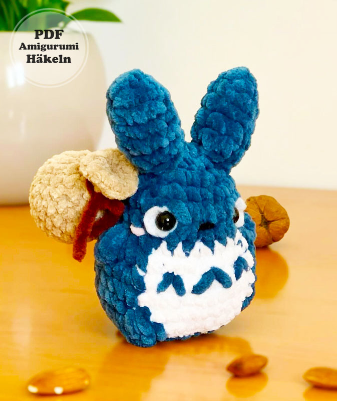 Blauer Totoro mit Tasche Häkelanleitung (2)